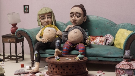 Knet-Animation: Zwei Schwangere auf einem Sofa. Filmstill aus "Moms on Fire"